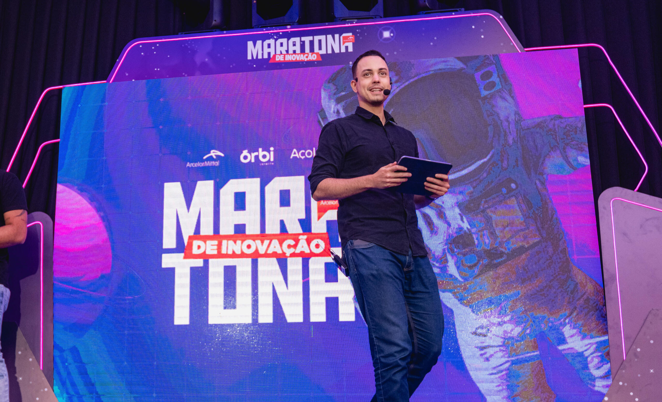 Thássius Veloso é jornalista e palestrante Retrato de homem sorrindo