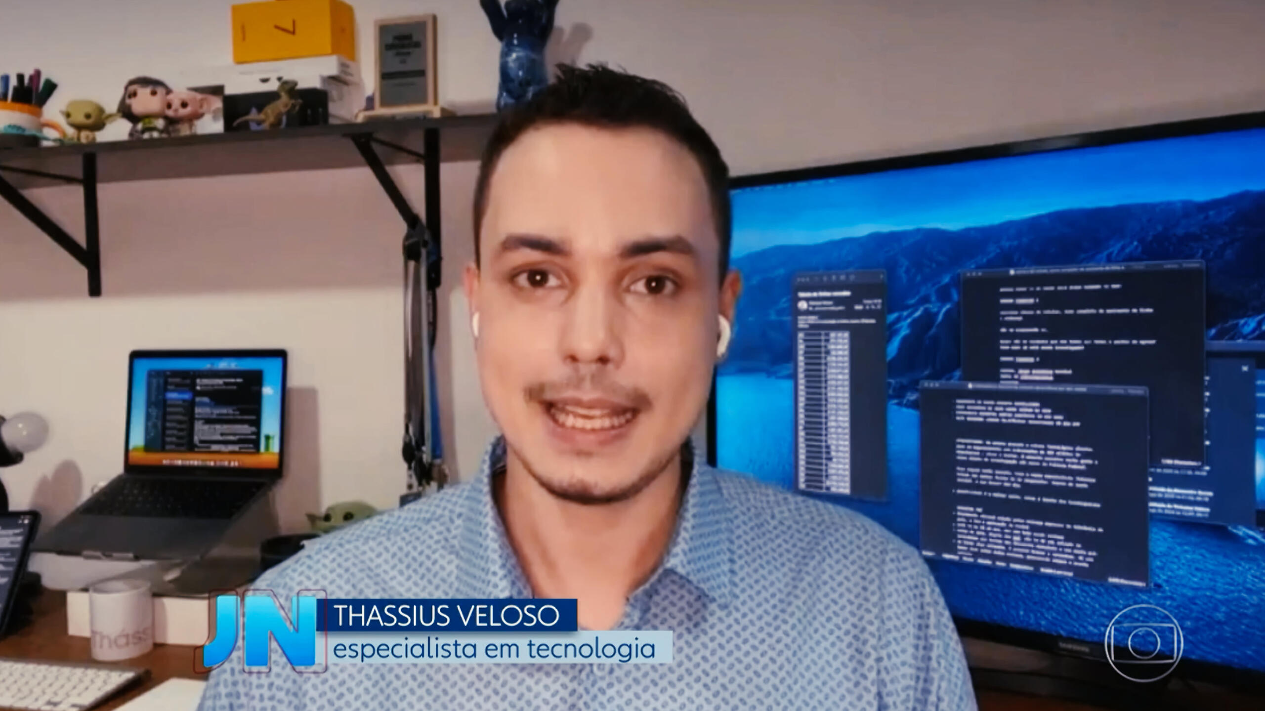 Thássius Veloso concede entrevista ao Jornal Nacional Homem concede entrevista; ao fundo está televisão e notebook
